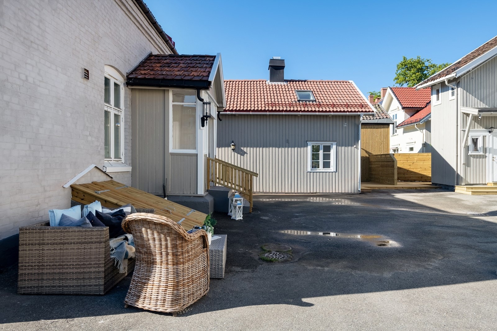 Boligen ligger i 1. etg. av en tomannsbolig og en del av et sameie bestående av syv enheter. Galleribilde