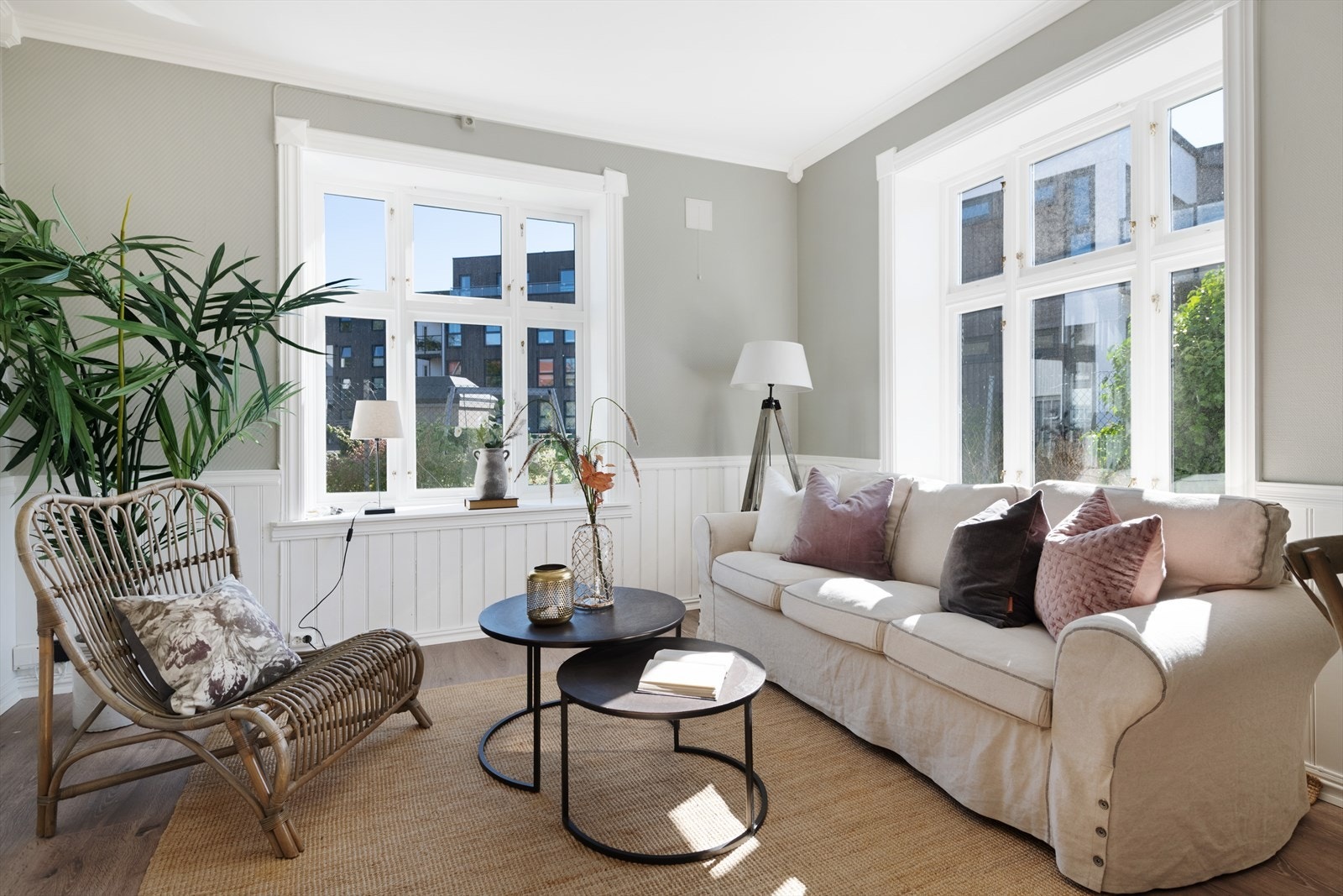 Boligen har høy himling, store vinduer og dype vinduskarmer. Galleribilde