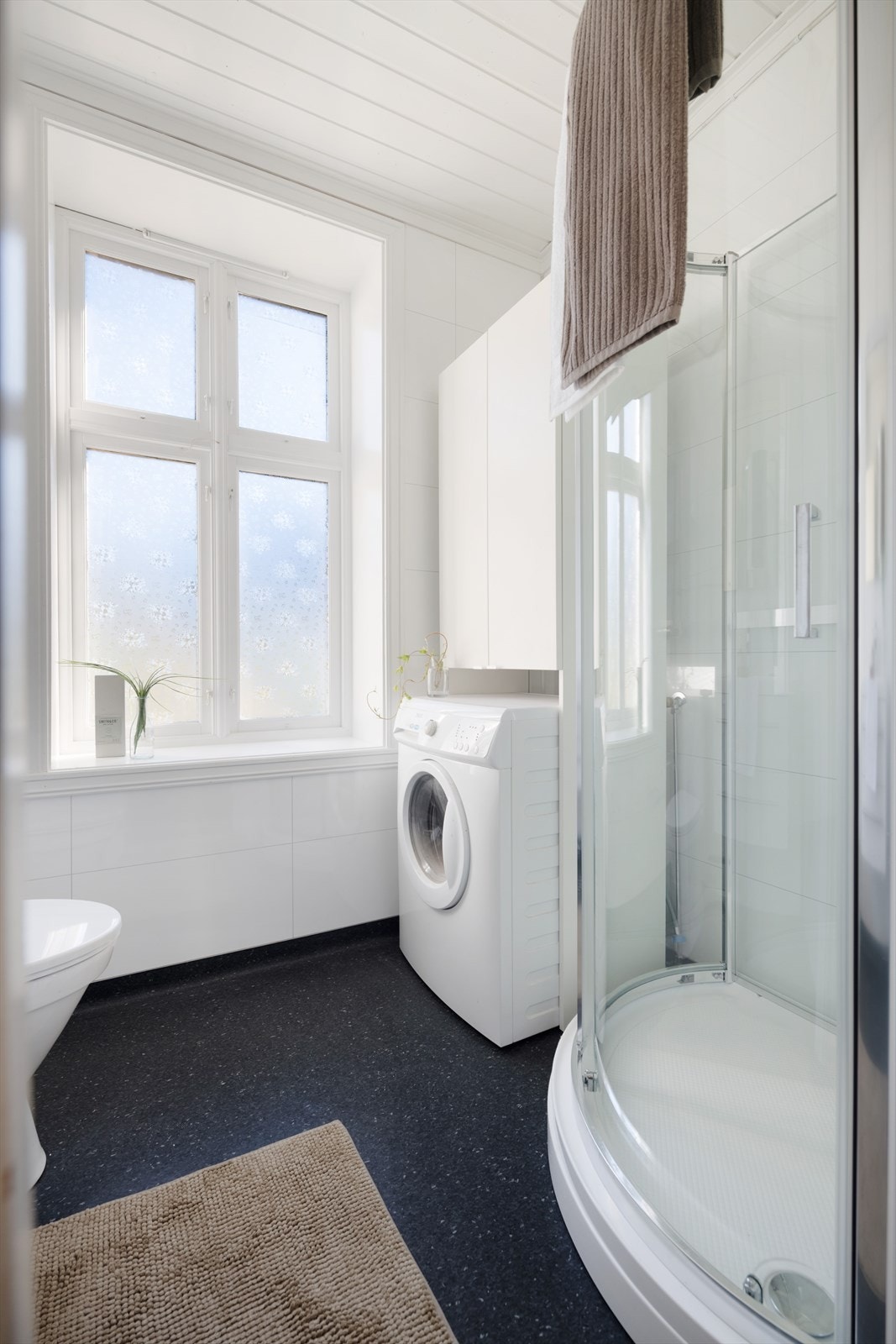 Baderomsinnredning av servantbenk nedfelt i innredning med 2 skuffer, samt speil med lysarmatur. Galleribilde