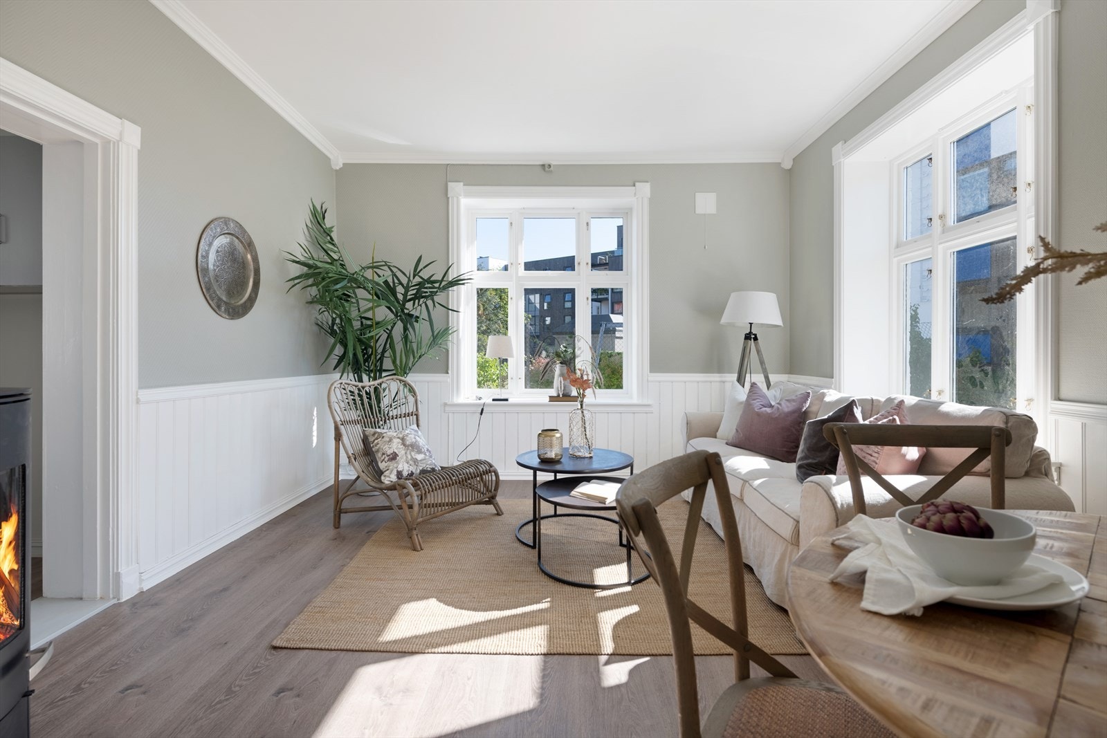 Stuen er et meget lyst rom med store vindusflater mot syd og vest. Galleribilde