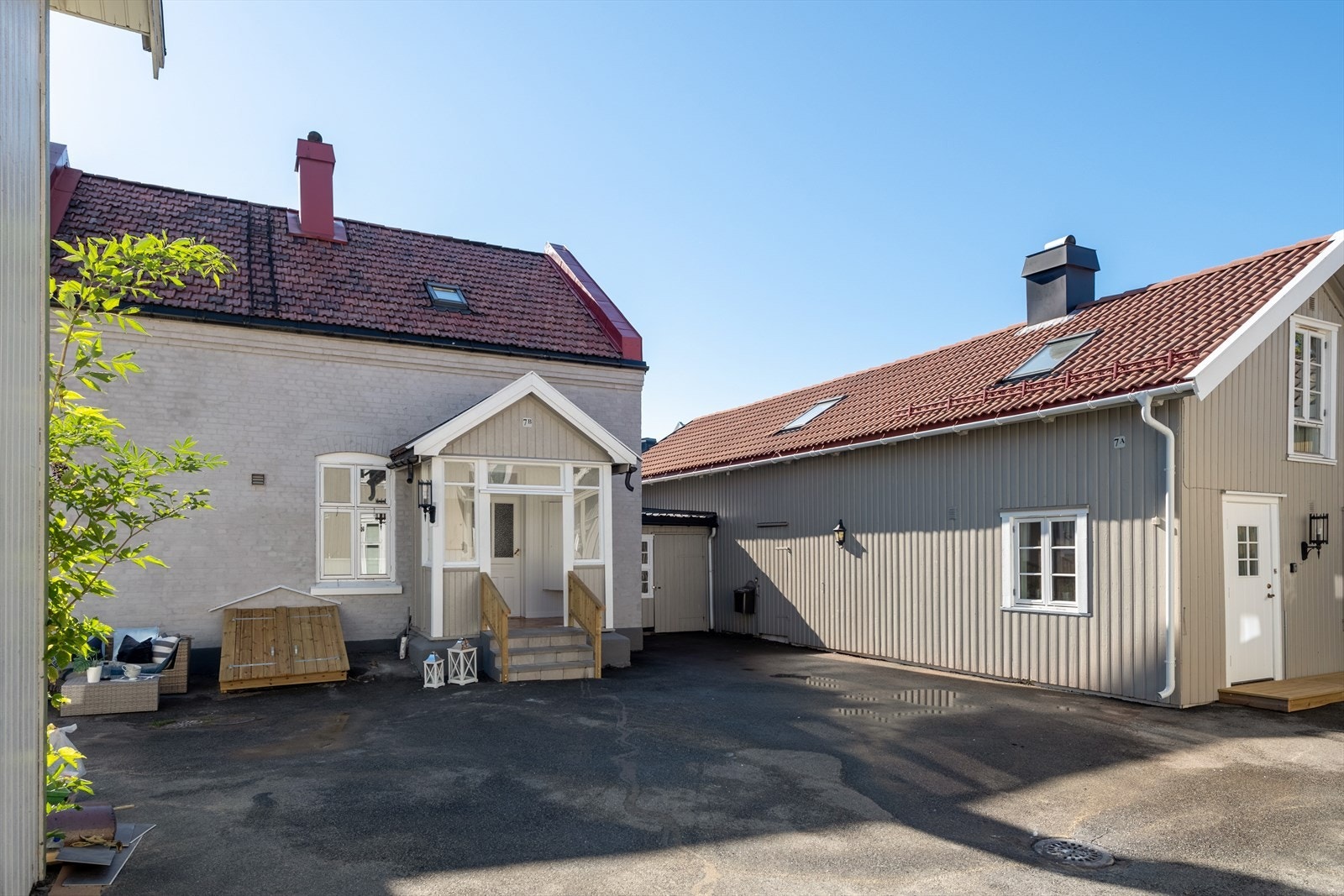 Leiligheten har alt på ett-plan og er innredet m/bl.a. stue m/peiseovn, soverom, separat kjøkken, bad/vaskerom m/dusj og wc. Galleribilde