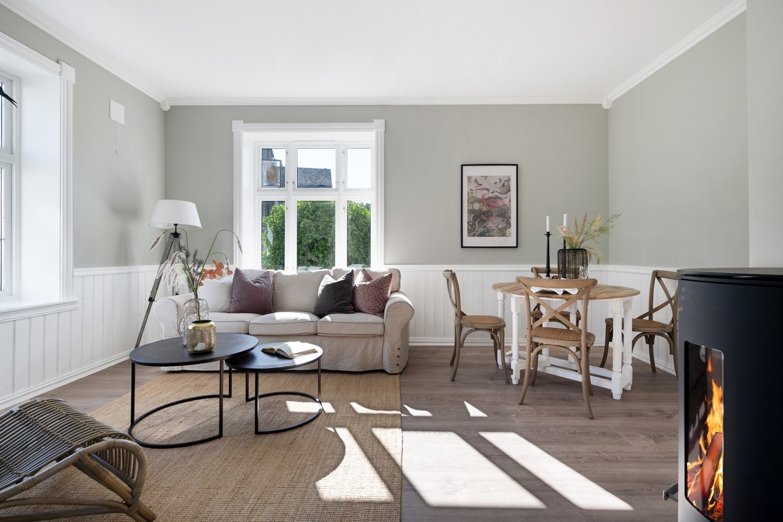 Det er nylig oppgradert m/bl.a. oppusset bad/vaskerom og er nymalt både inn- og utvendig. Galleribilde