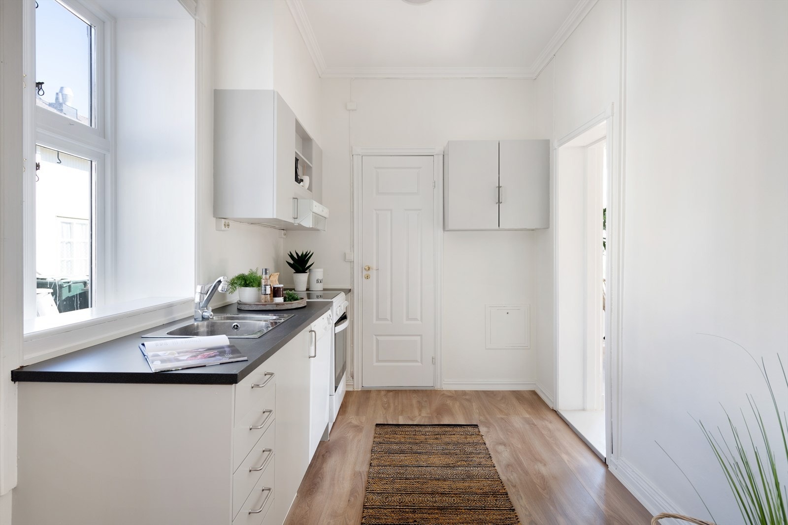 Komfyr og oppvaskmaskin medfølger salget og over komfyr er det kjøkkenventilator. Galleribilde