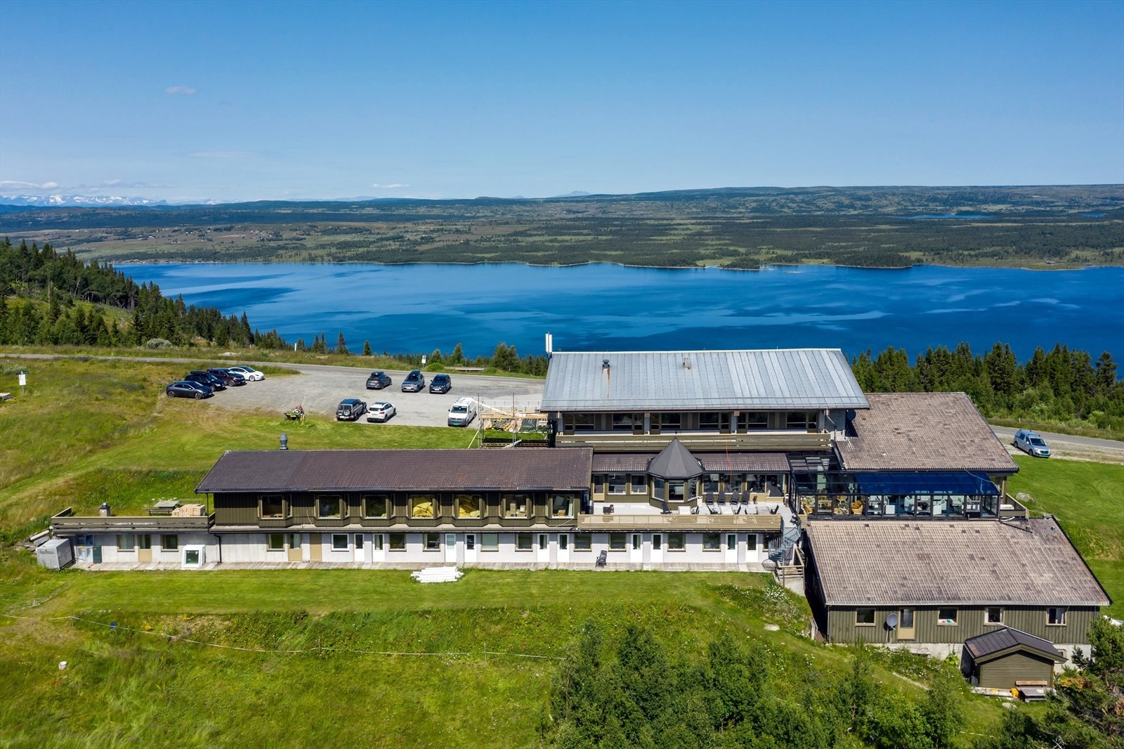 Fasaden har allerede vært gjennom større forandringer. Dette kun for å vise den flotte beliggenheten og utsikten. Galleribilde
