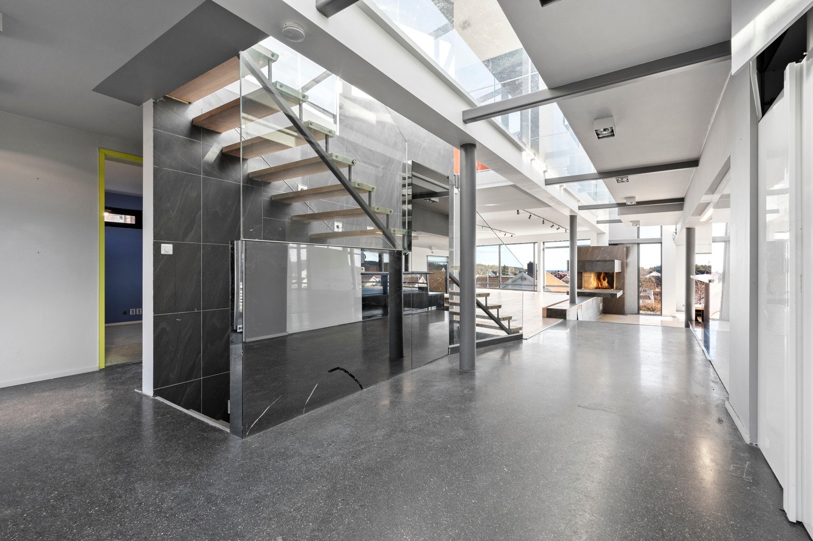 Hall med garderobe og trapp til 2.etg. Galleribilde