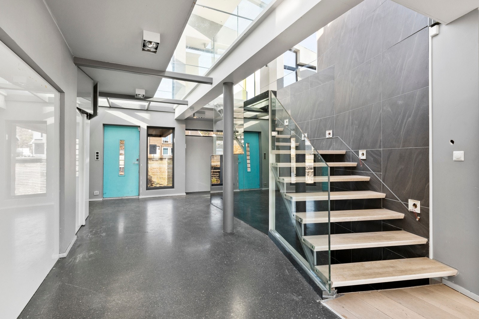 Hall med trapp til 2.etg. Galleribilde