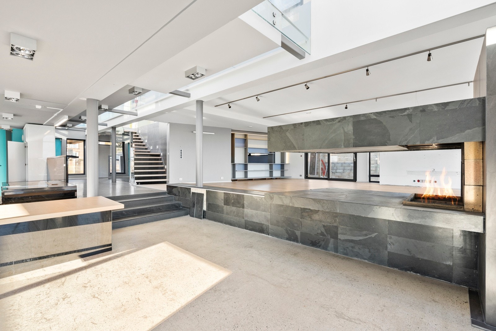 Kjøkken/spiseavdeling/stue og hall med trapp til 2.etg. Galleribilde
