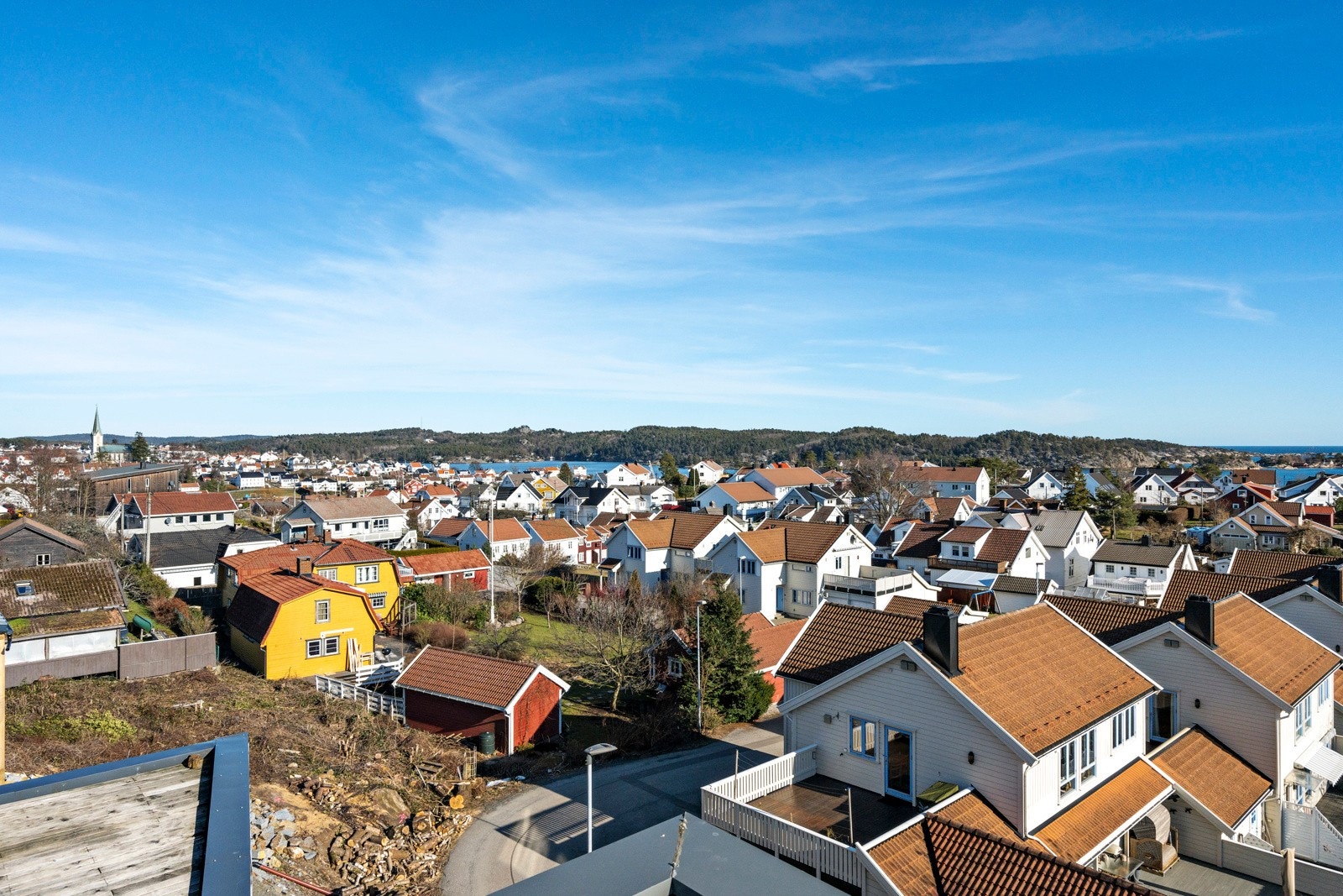Flott utsikt over området mot sjøen Galleribilde