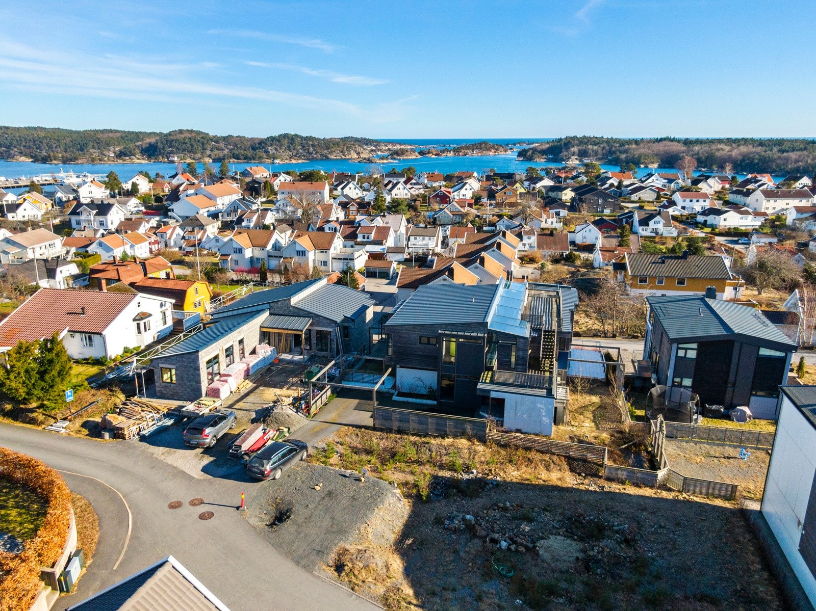 Dronefoto over eiendommen og dens omgivelser Galleribilde