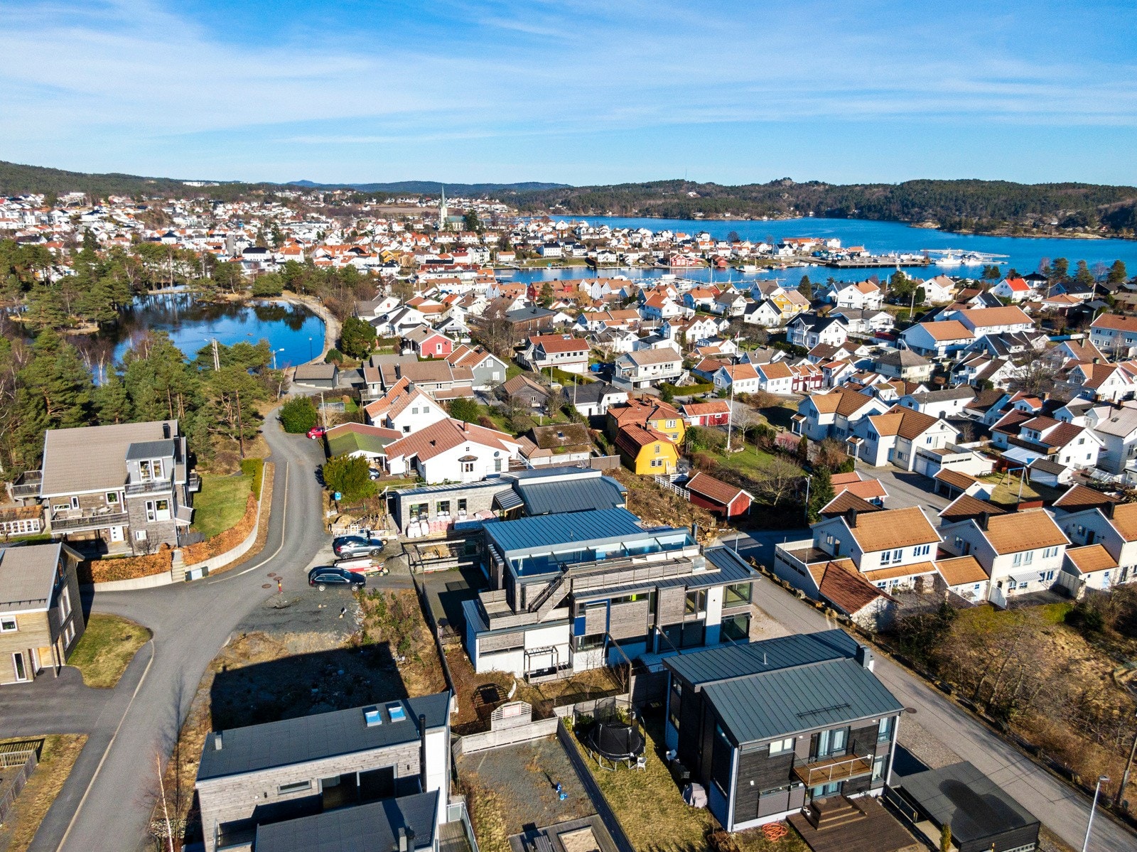 Dronefoto over eiendommen og bort til Springvannsheia Galleribilde