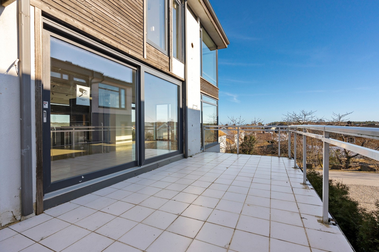 Terrasse med utgang fra spiseavdelingen Galleribilde