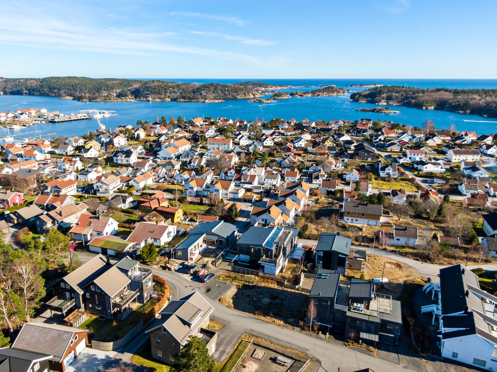 Dronefoto over eiendommen og dens omgivelser Galleribilde