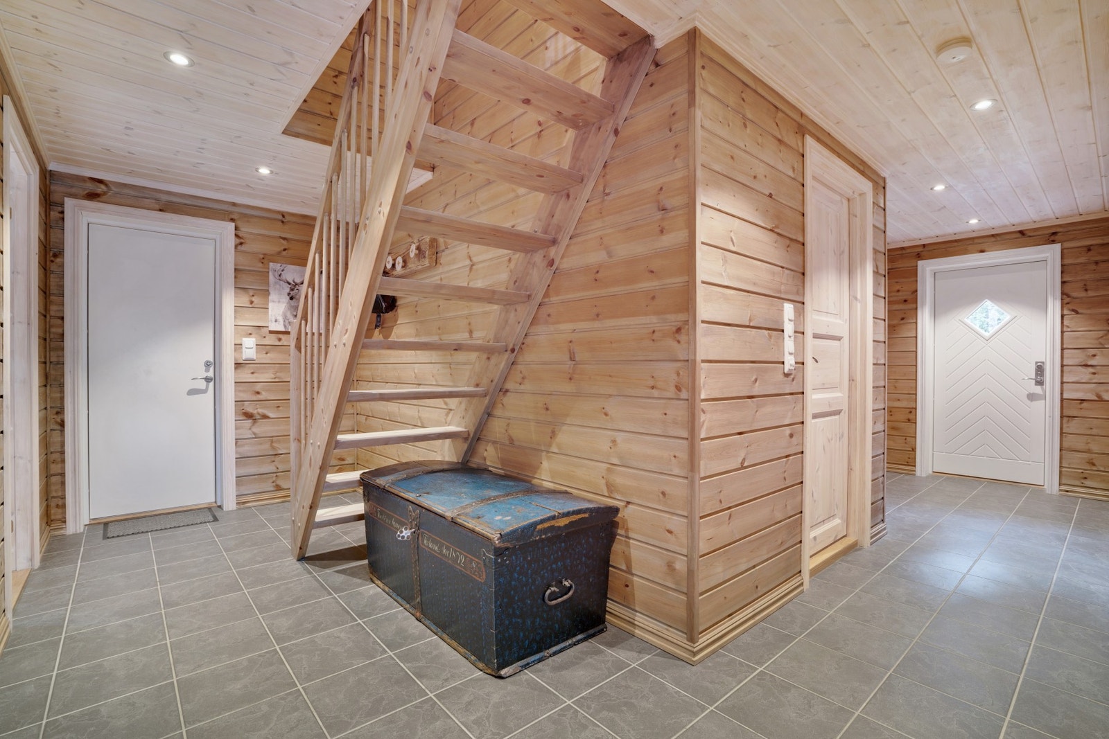 Utsnitt gang m/trapp til loftsetasjen Galleribilde