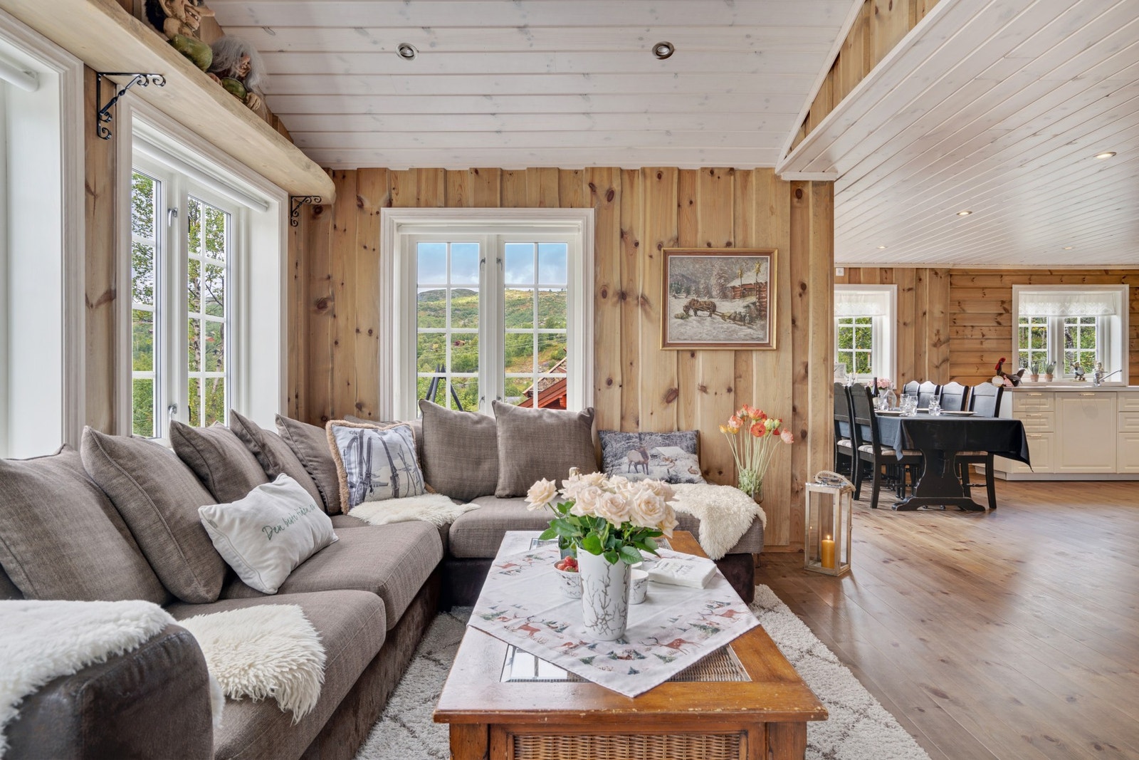 Salong med rommelig spisestue i bakgrunn v/kjøkken Galleribilde