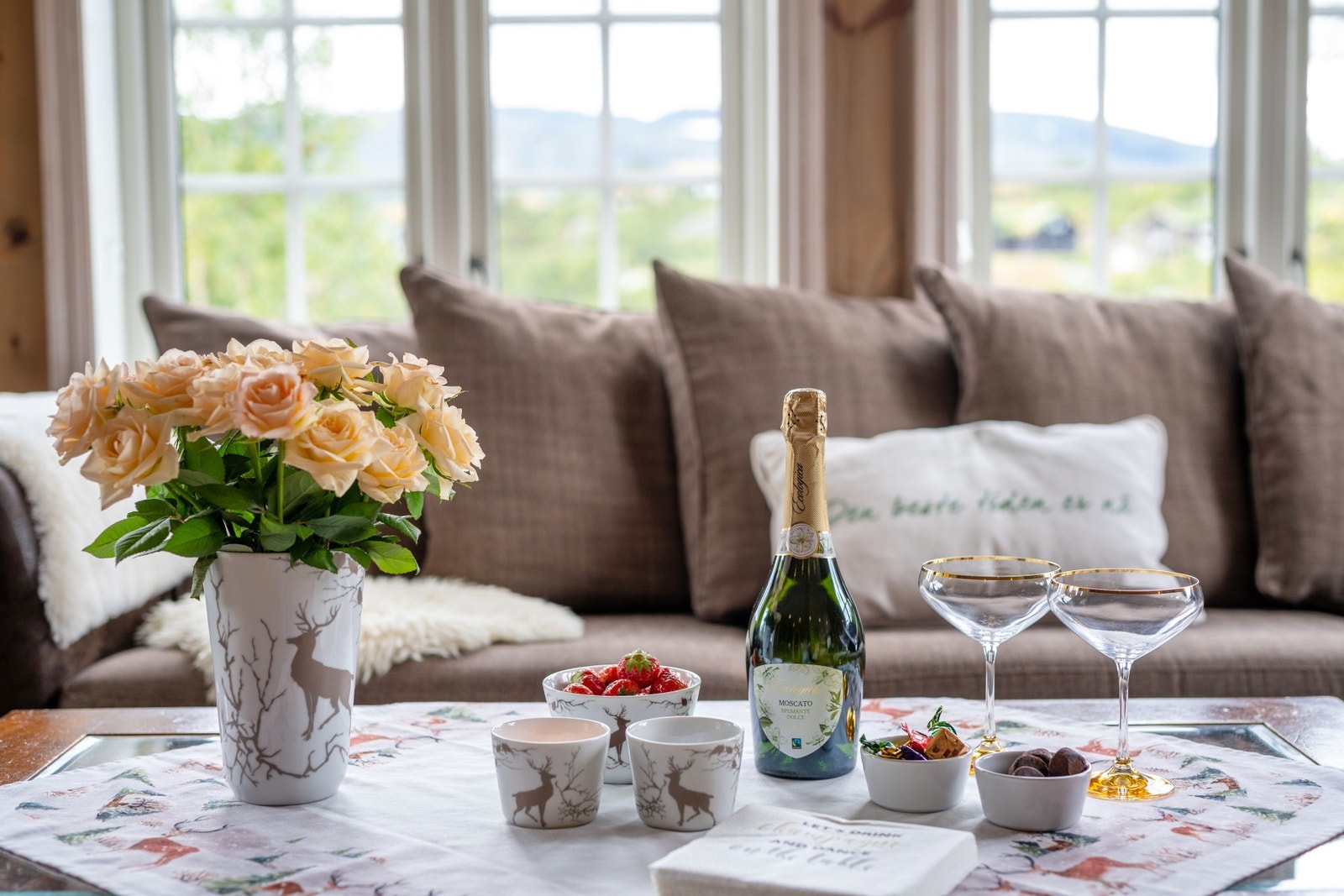 Detalj sittegruppe med utsikt i bakgrunn Galleribilde