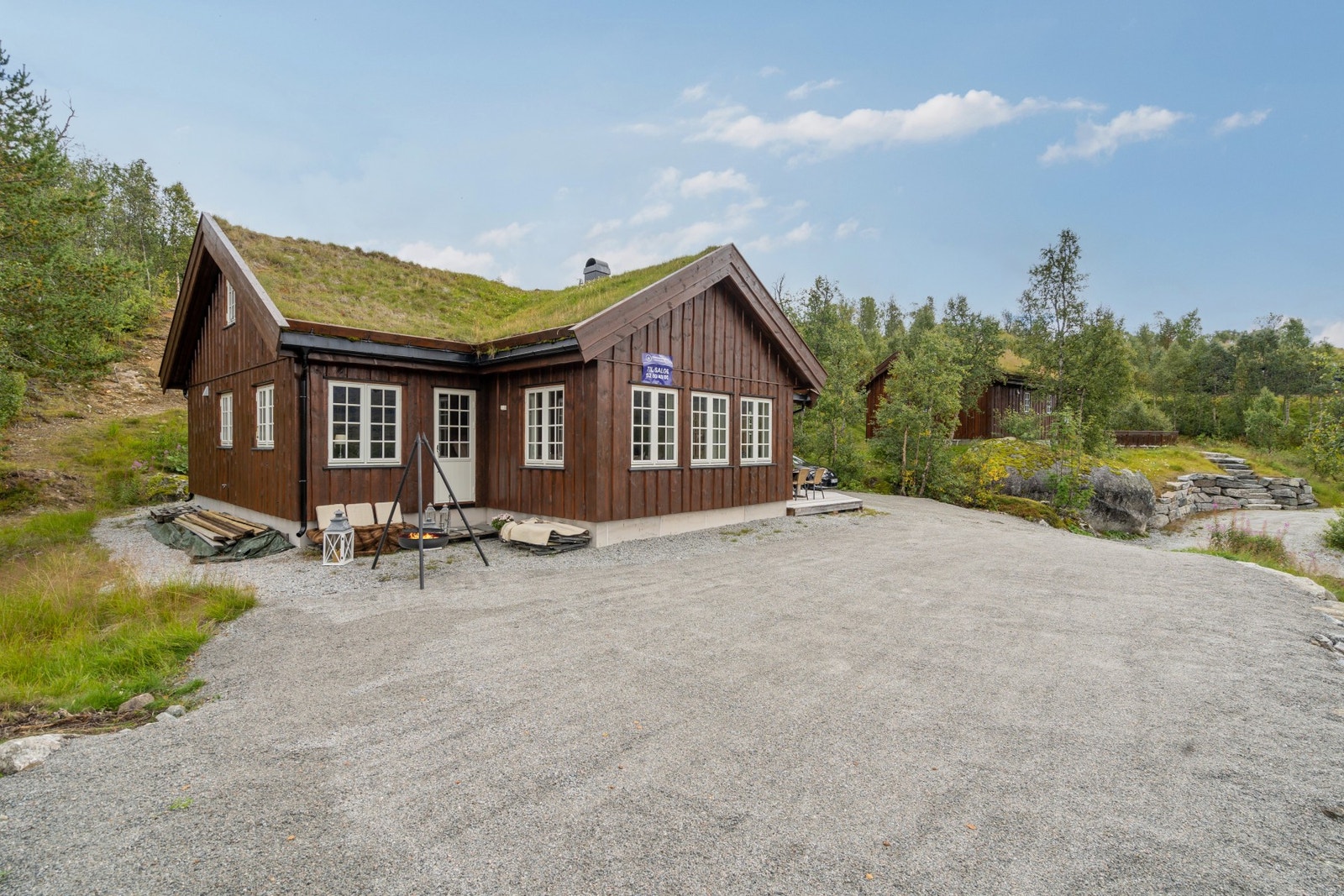 Rommelig gårdsplass Galleribilde