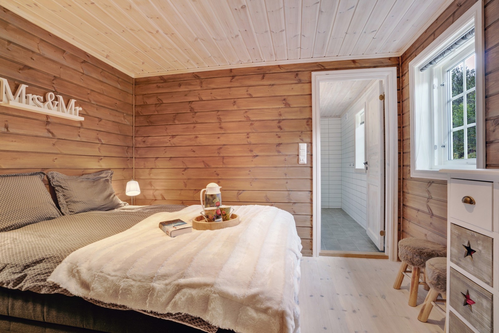 Hovedsoverom med dør til eget bad Galleribilde