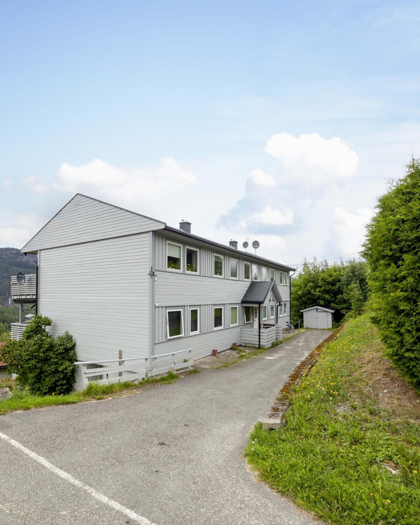 Fra parkeringsplassen - kort avtand til leiligheten Galleribilde