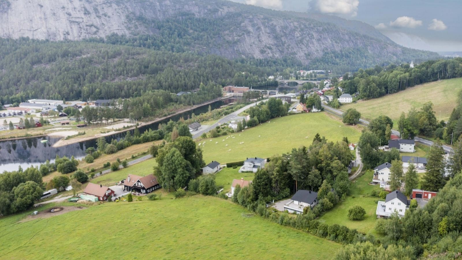 Mot Åmli sentrum Galleribilde