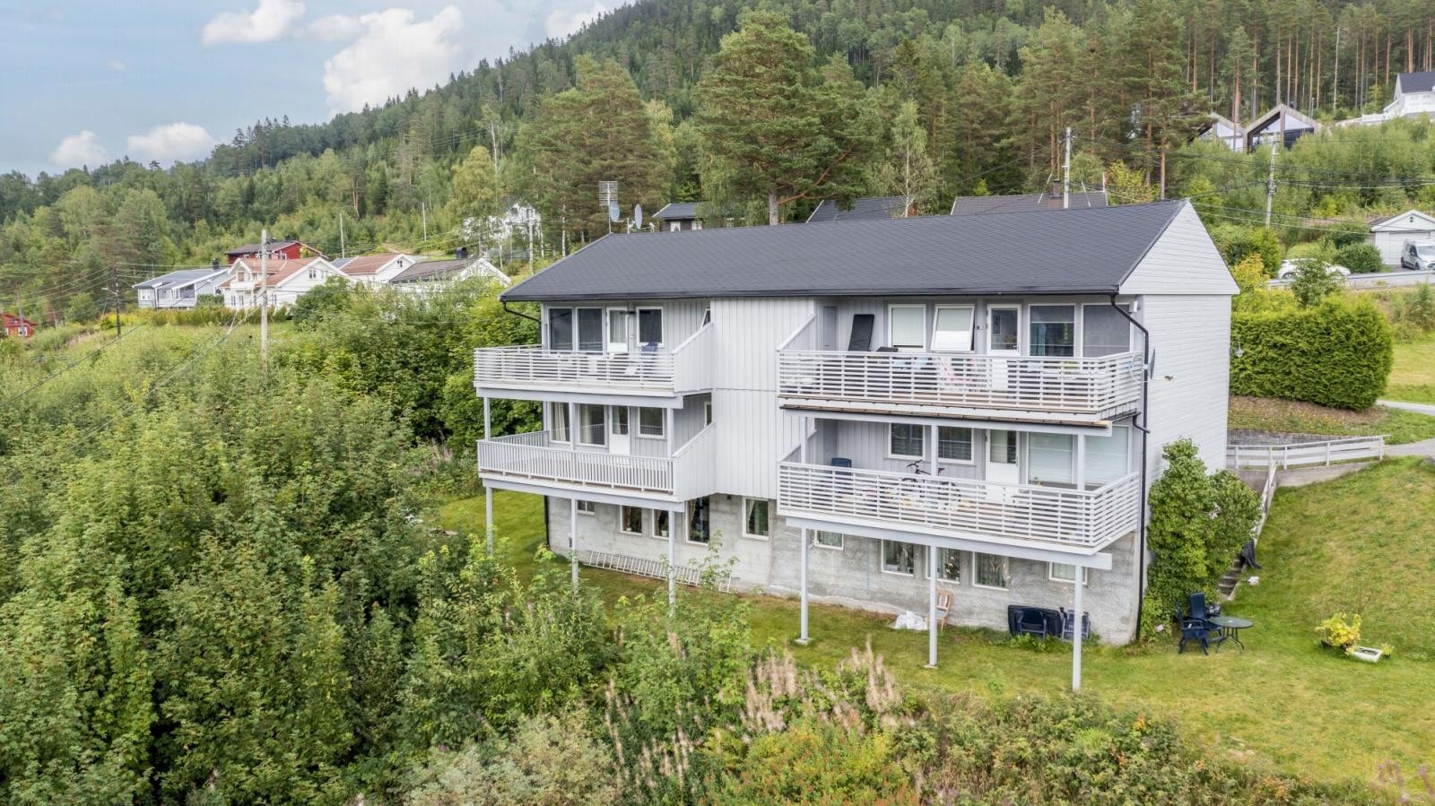 Århuskleiva Borettslag. Leiligheten har nederste veranda til venstre. Galleribilde