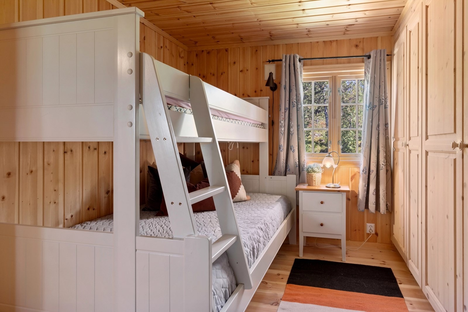 Hytta har totalt 3 soverom, hvor alle har plass til plass til kommode eller skap til oppbevaring. Galleribilde