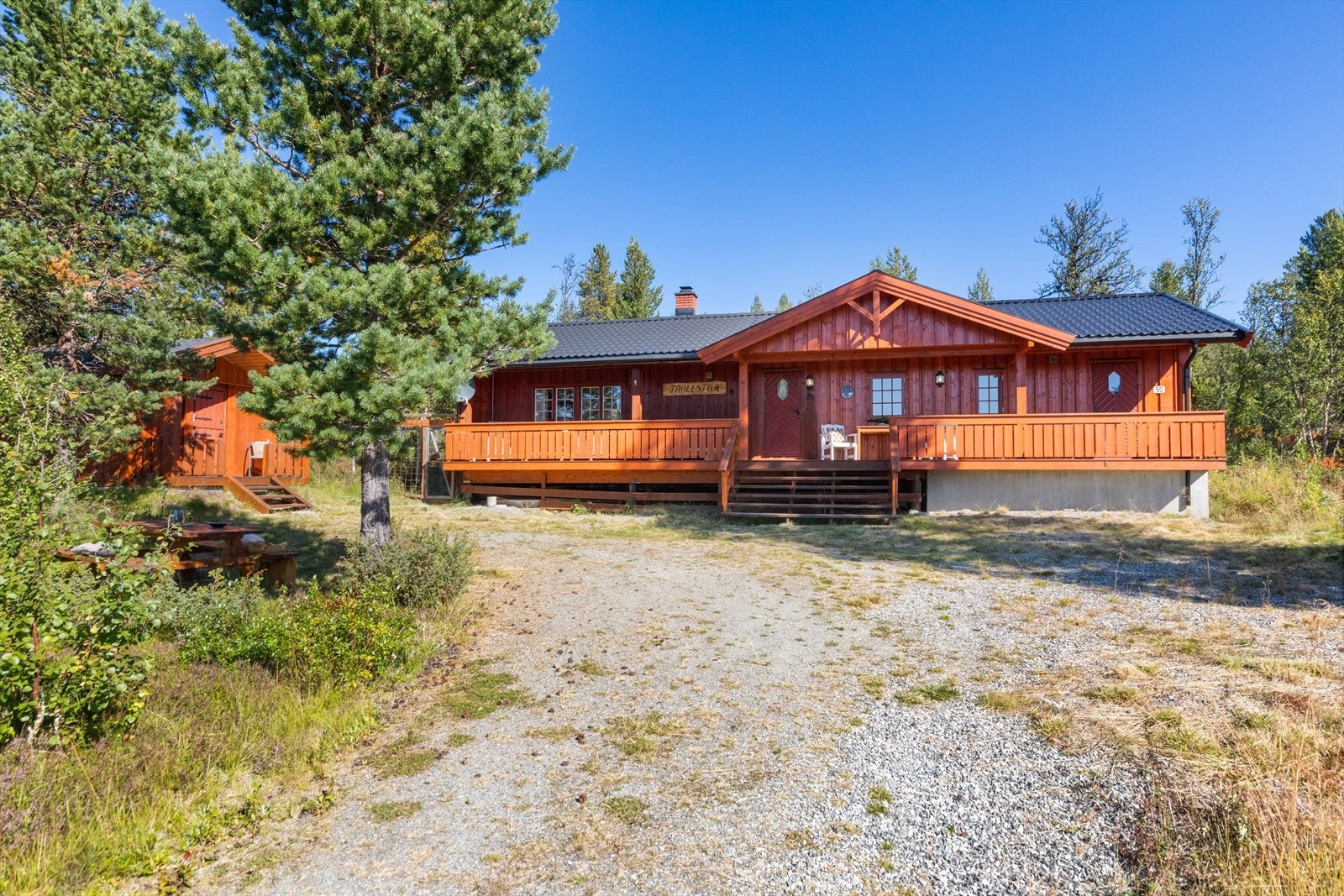 Det er parkering på egen tomt. Galleribilde