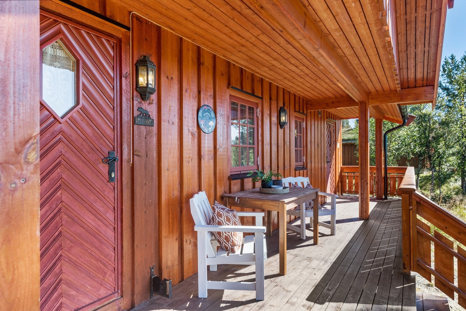 I forbindelse med inngangspartiet er det en overbygget, vestvendt terrasse. Galleribilde