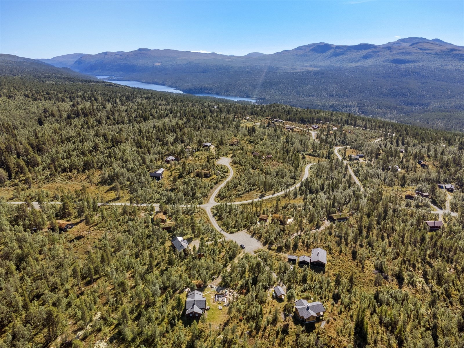 En topptur som kan anbefales er Ruten som ligger på over 1500 moh. Herfra er et av Østlandets flotteste panoramautsikt både til Jotunheimen og Rondane. Galleribilde