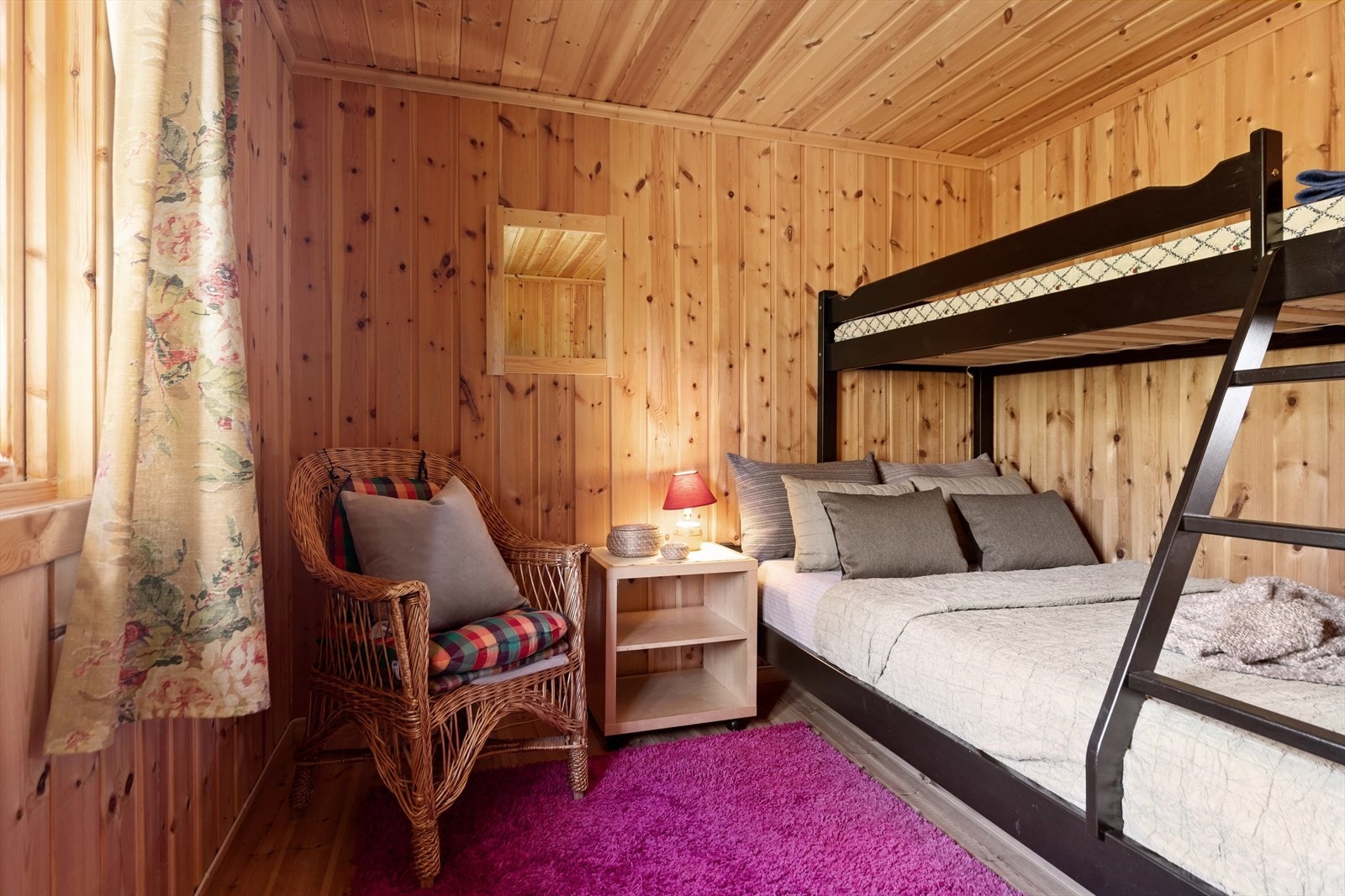 Soverommene er i dag innredet med familiekøyer og enkeltseng. Galleribilde