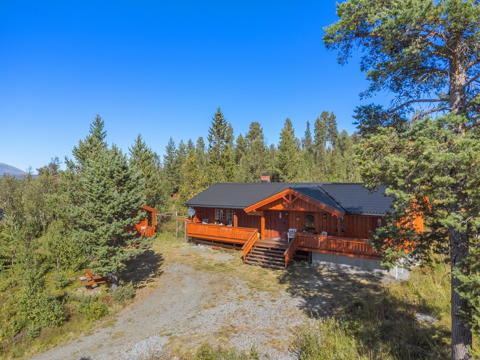 Flott hytte i naturnære omgivelser i et rolig område i et lite hyttefelt. Galleribilde