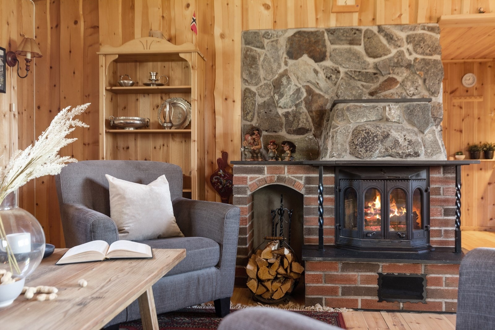 En stor og solid peis varmer godt på kalde dager. Galleribilde