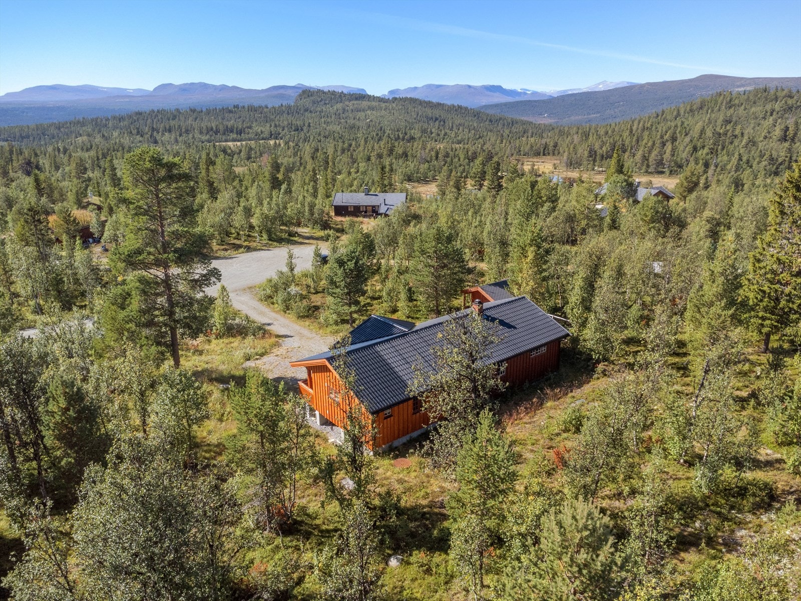 Hytta ligger i vakre Espedalen i rolige omgivelser med fine naturområder som tilbyr flere flotte tur og fiskemuligheter. Galleribilde