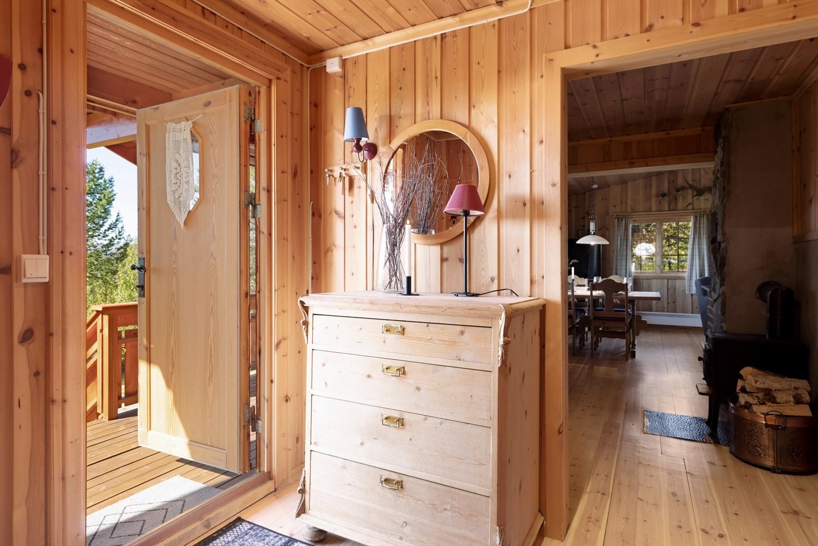 Romslig gang med god plass til oppbevaringsmøbler, og man kan henge fra seg yttertøy og sette fra seg skoene. Galleribilde