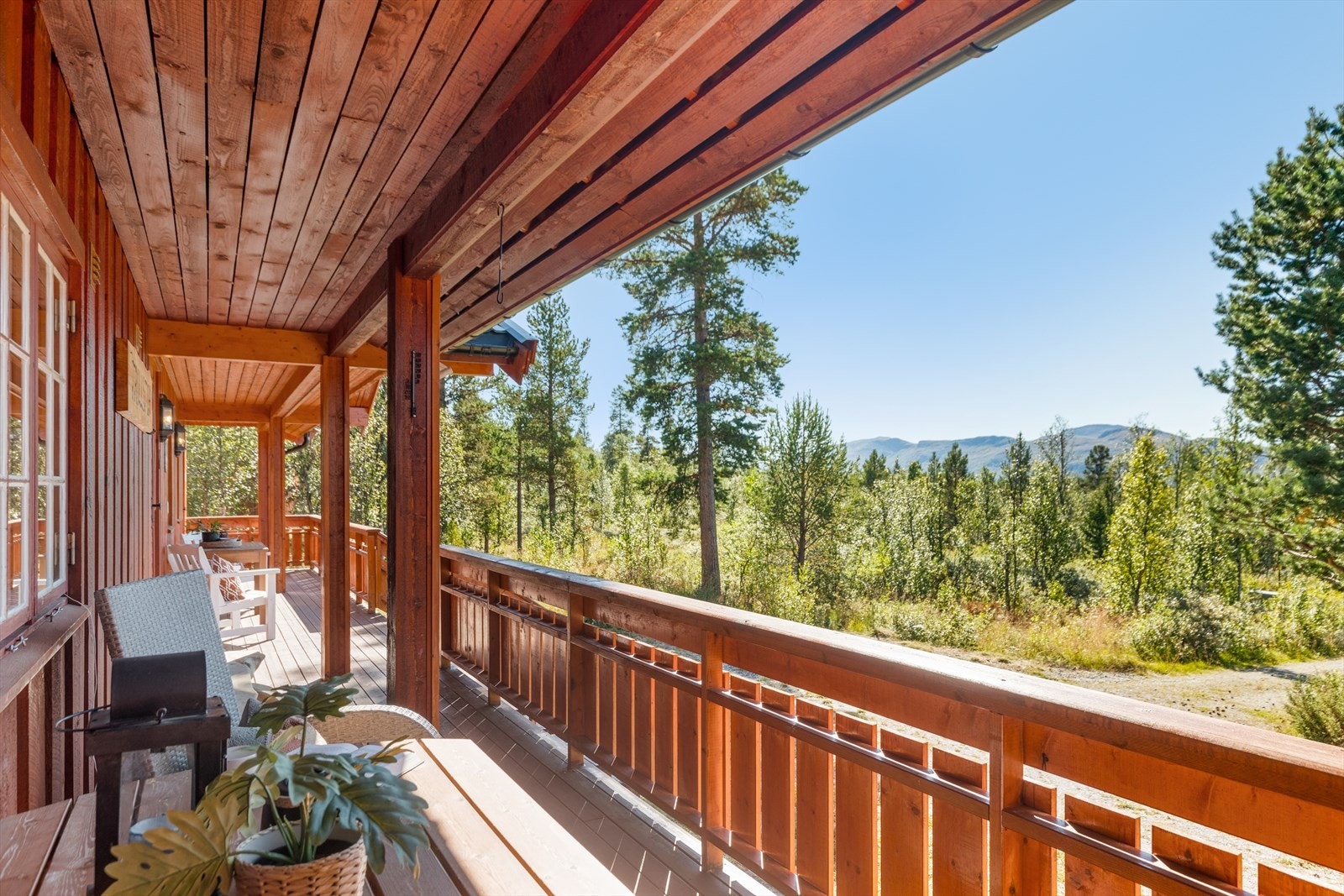 Det er plass til flere sittegrupper på terrassen. Galleribilde