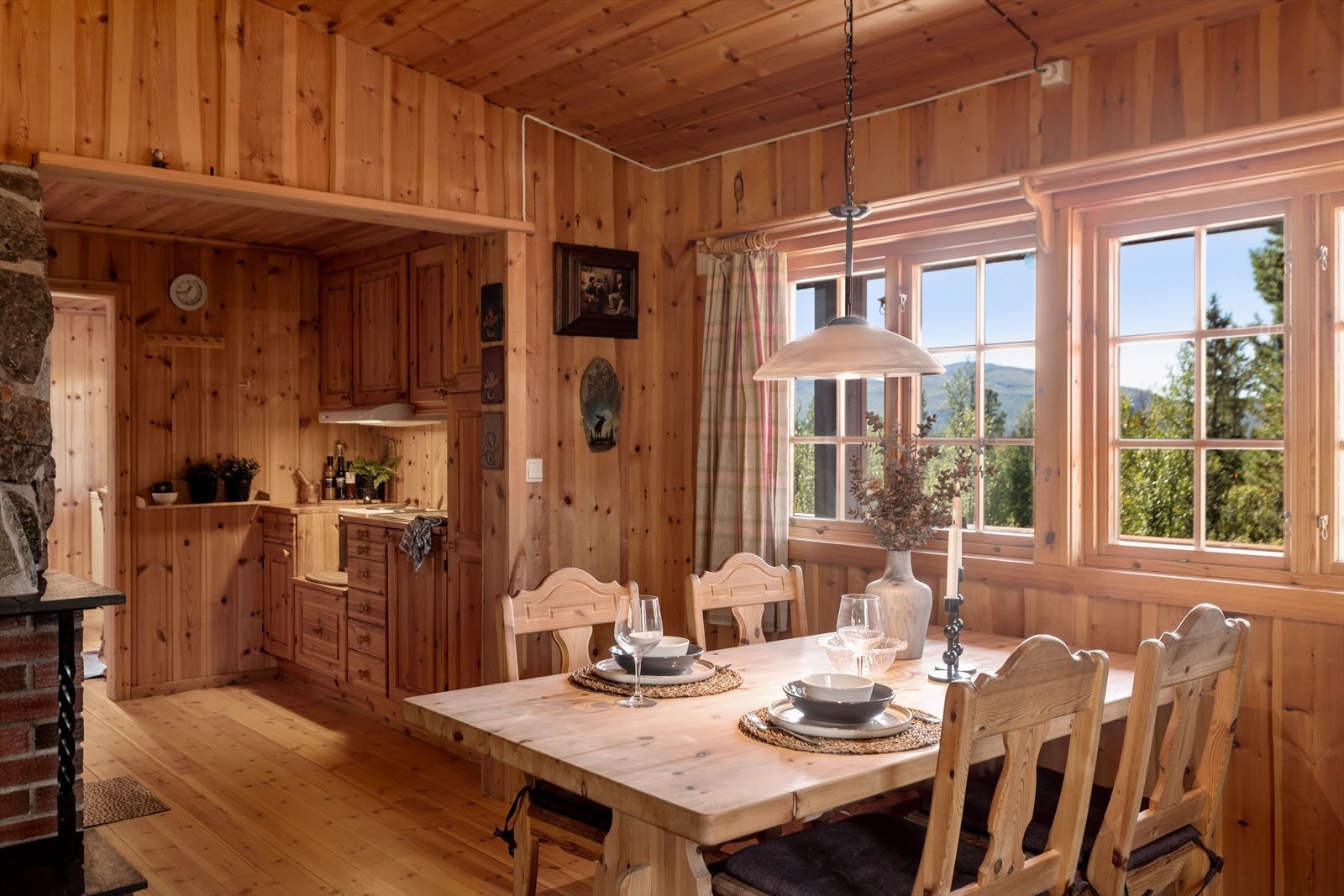 Mellom kjøkkenet og stuen er det god plass til en spisestue. Galleribilde