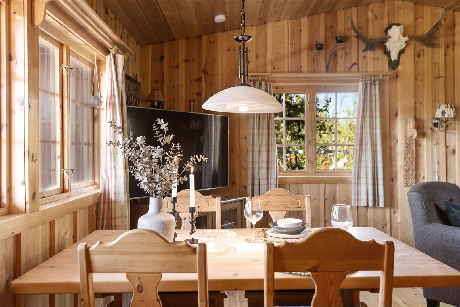 De store vinduene gir rommet et luftig preg og godt med dagslys inn i stuen. Galleribilde