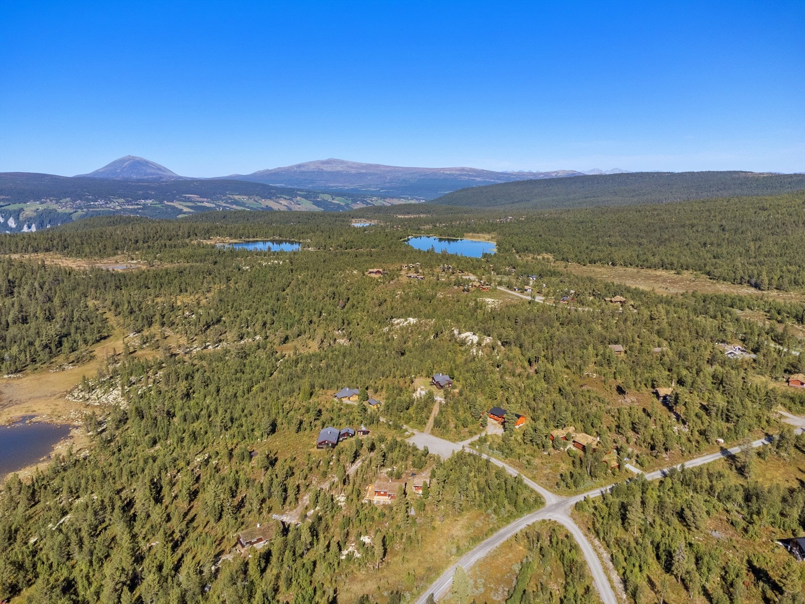 Hytta ligger ca. 7 km fra Skåbu sentrum og har veiforbindelse over Jotunheimvegen til Bygdin og Valdresflya om sommeren. Galleribilde