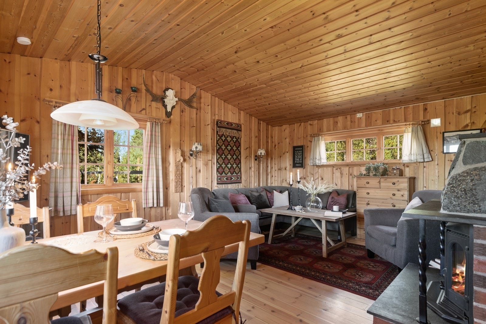 Hytta har en lys og romslig stue med god plass til en god sofagruppe med tilhørende møblement. Galleribilde