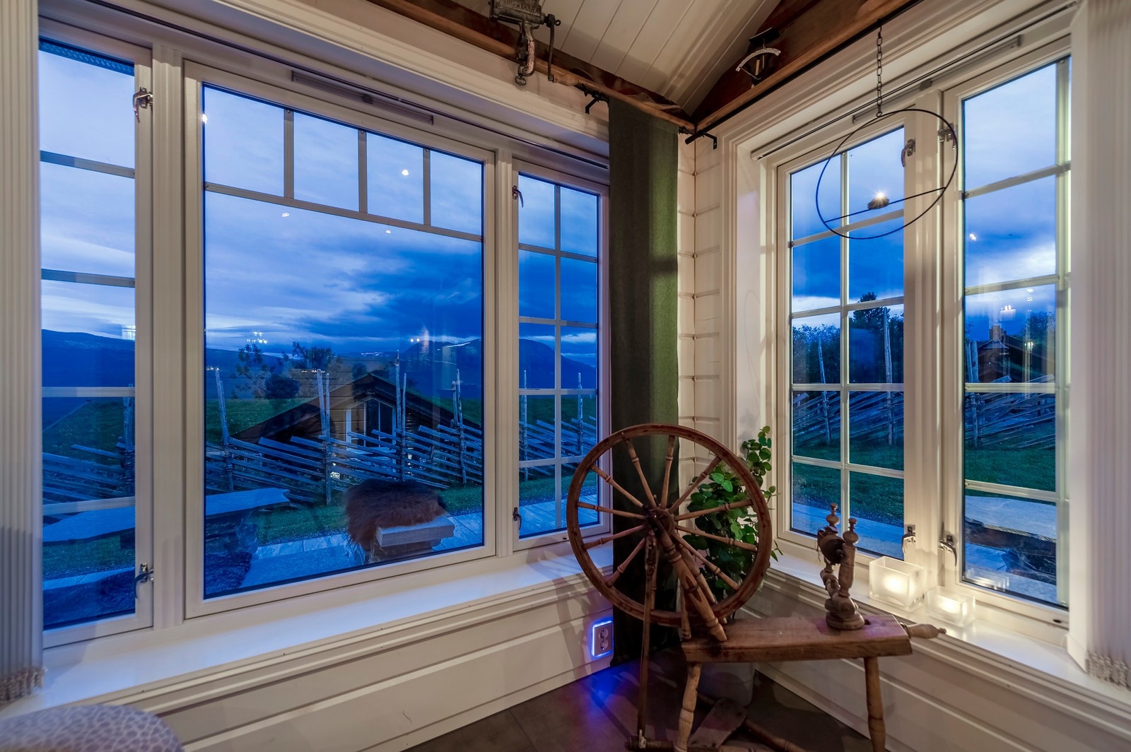 Hyttens store vindusflater slipper inn mye lys som bidrar til en behagelig atmosfære. Galleribilde