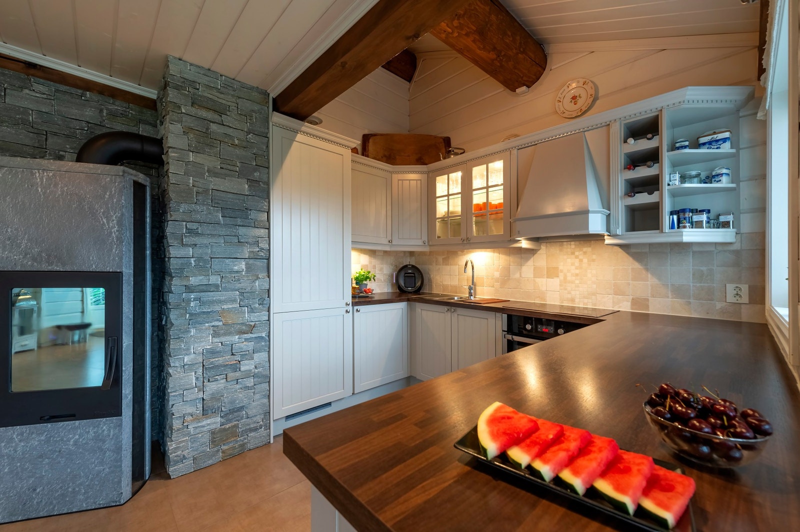 Kjøkkenet har innredning fra Marbodal. Overflater og innredning har fått TG1 av takstmann. Galleribilde