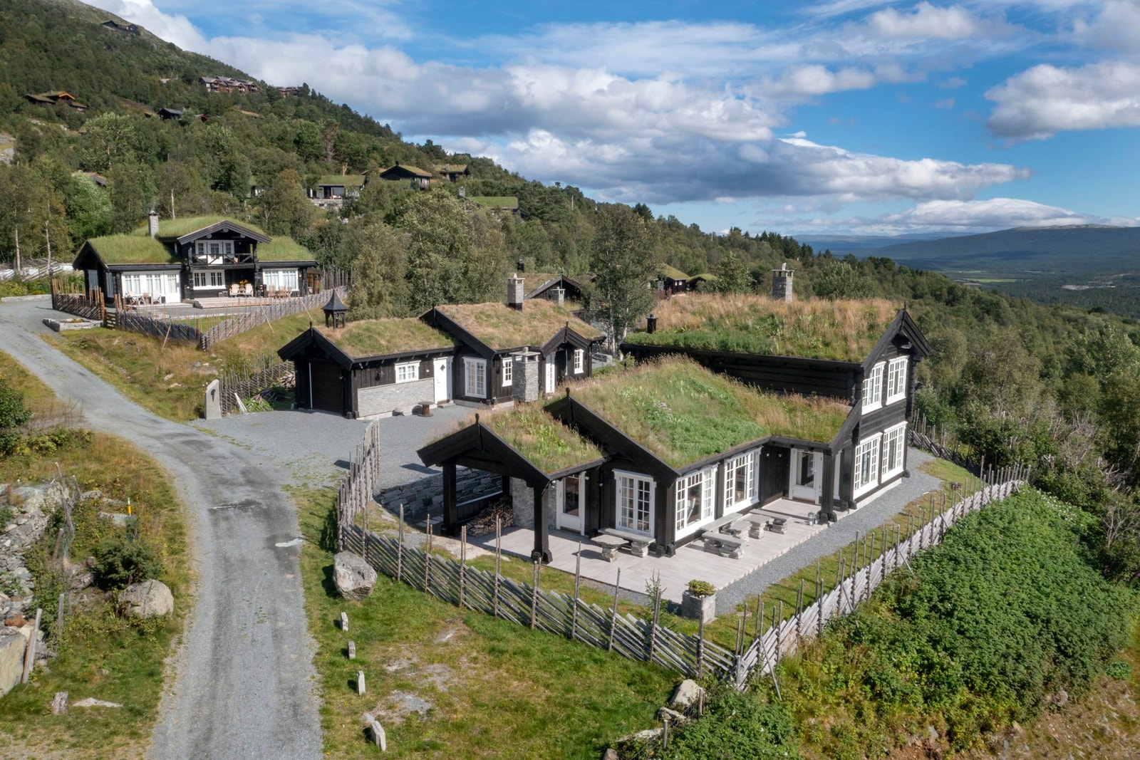 Eiendommen har en flott opparbeidet tomt med stort areal. Galleribilde