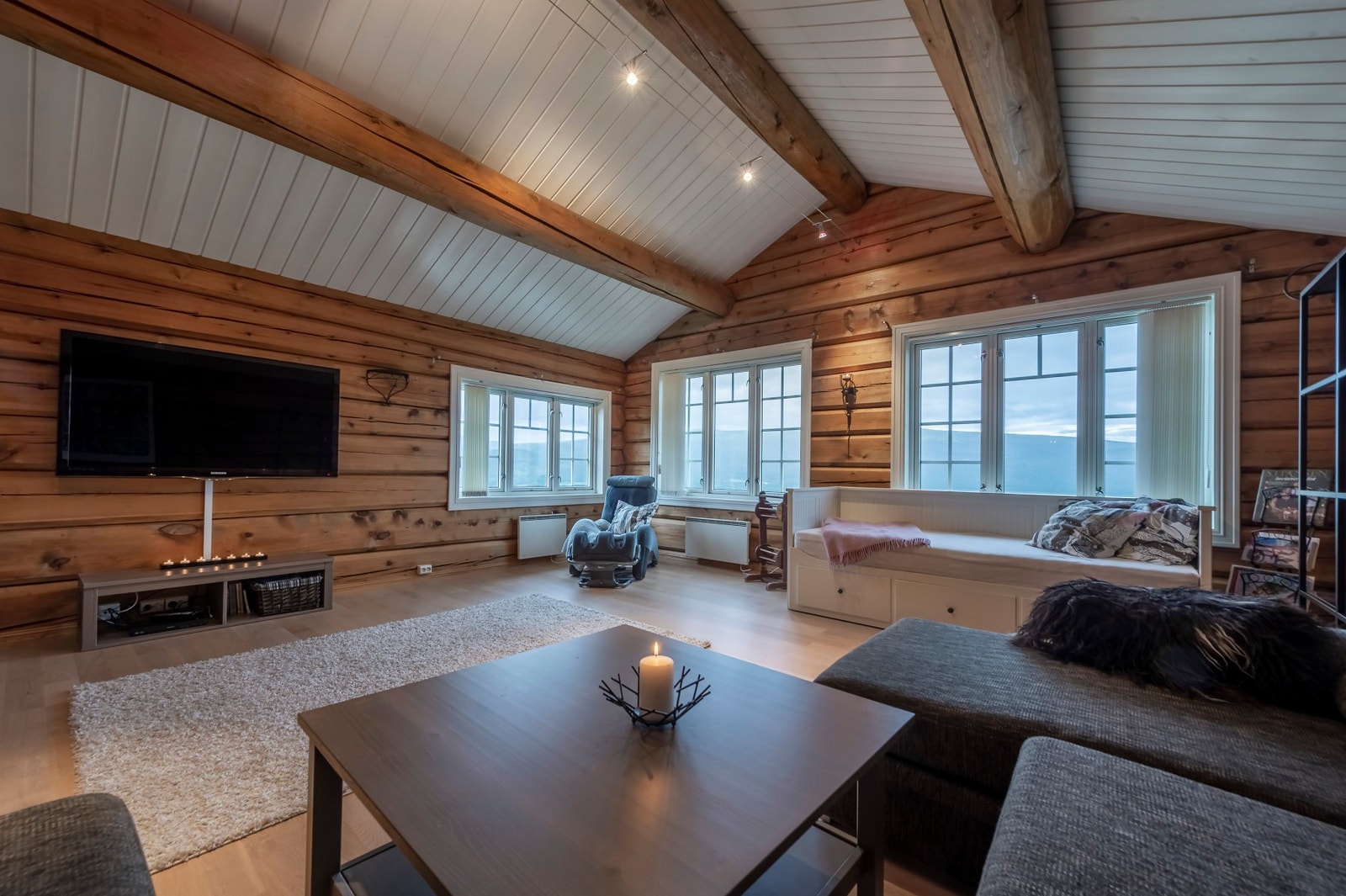 TV- stue i 2. etasje på 27,6 kvm. Galleribilde