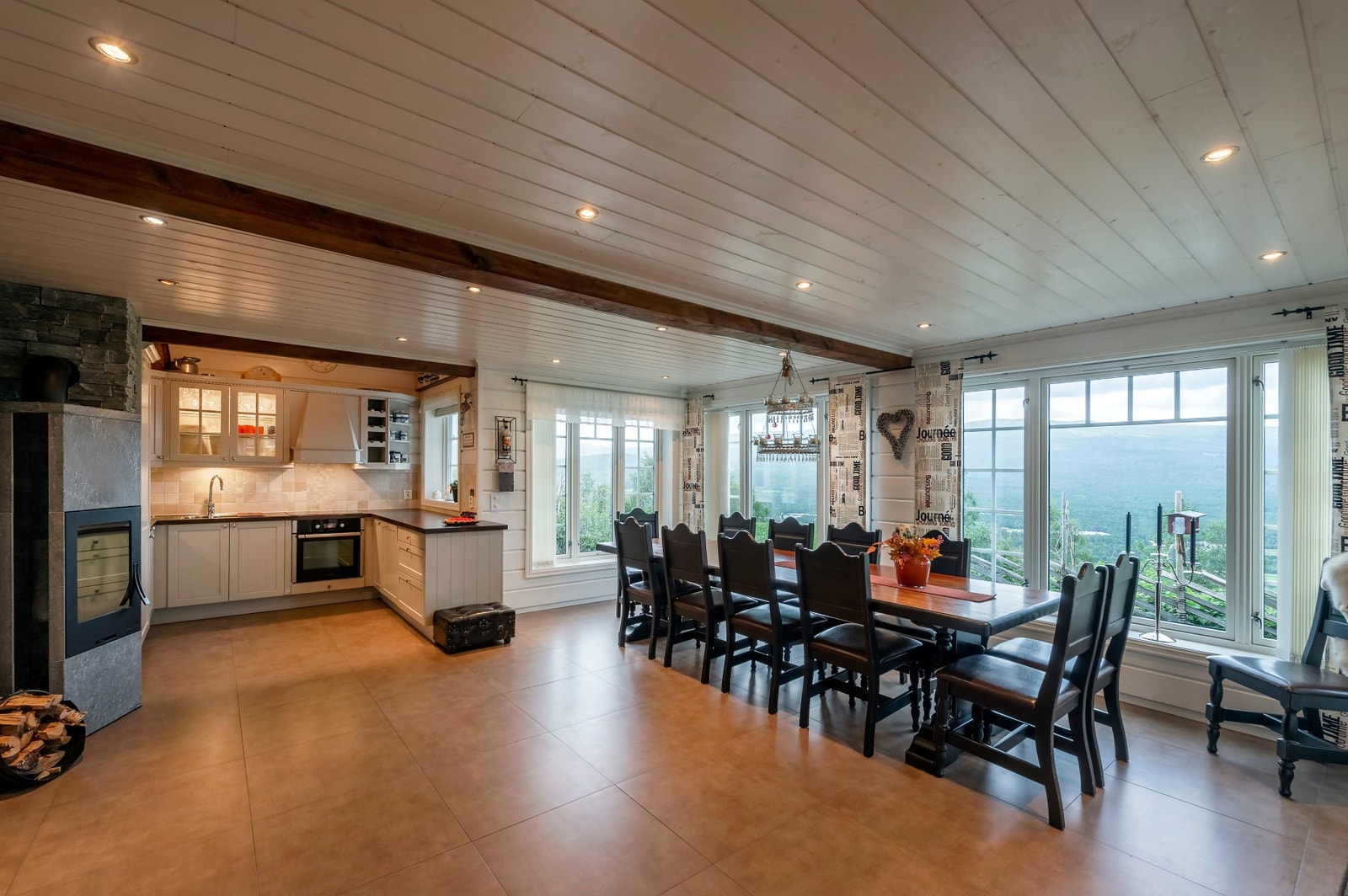 Fra stuen har man inngang til hyttens kjøkken på 32,2 kvm. Galleribilde