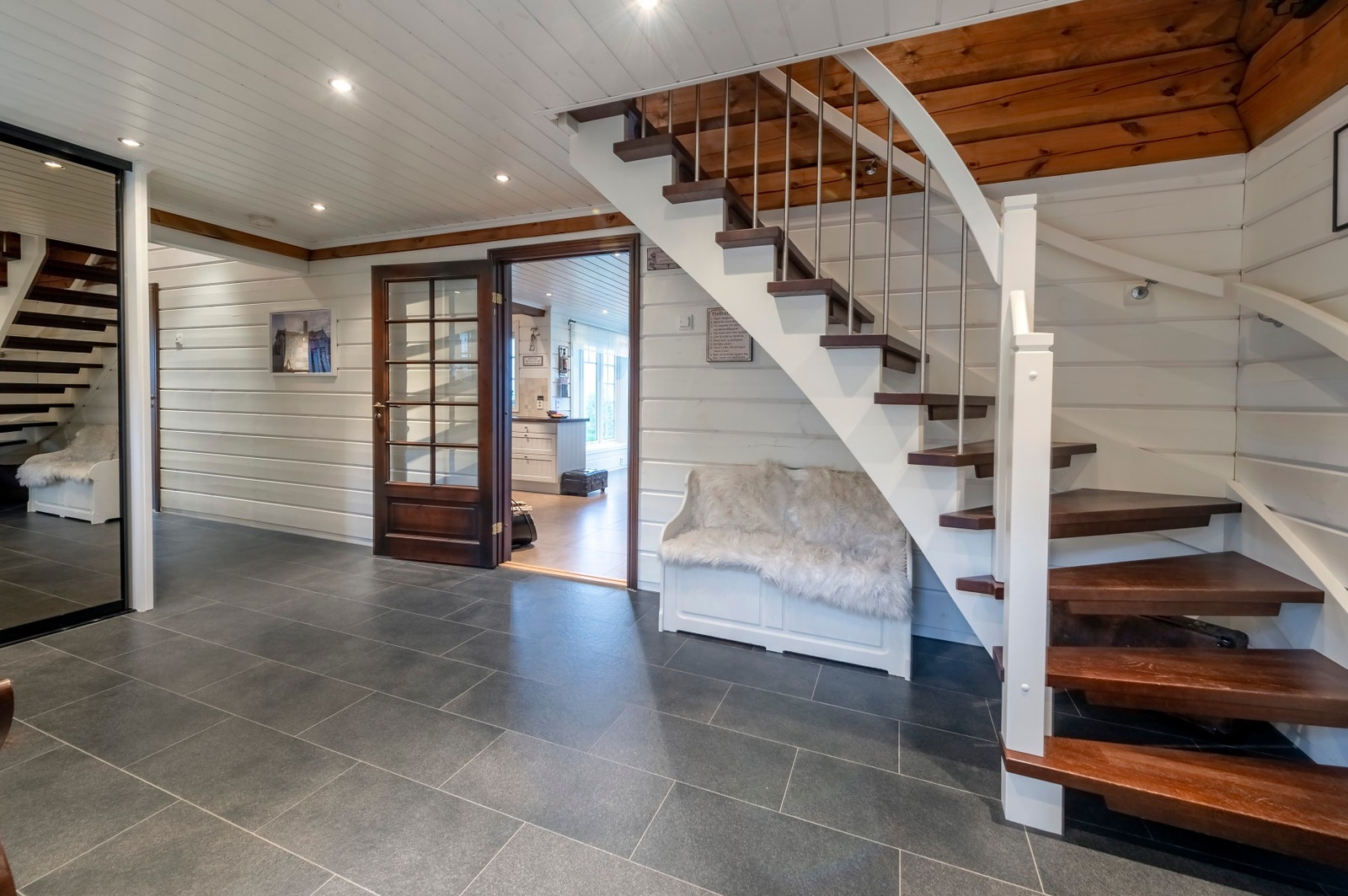 Hall med trapp på hele 15 kvm. Galleribilde