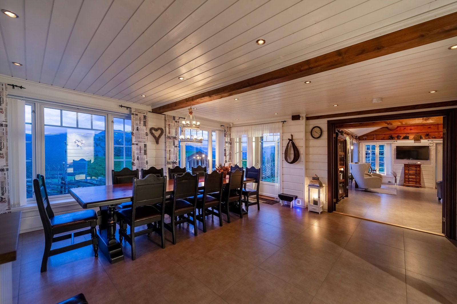 God plass til både sofagruppe og spisestue med tilhørende møblement. Galleribilde