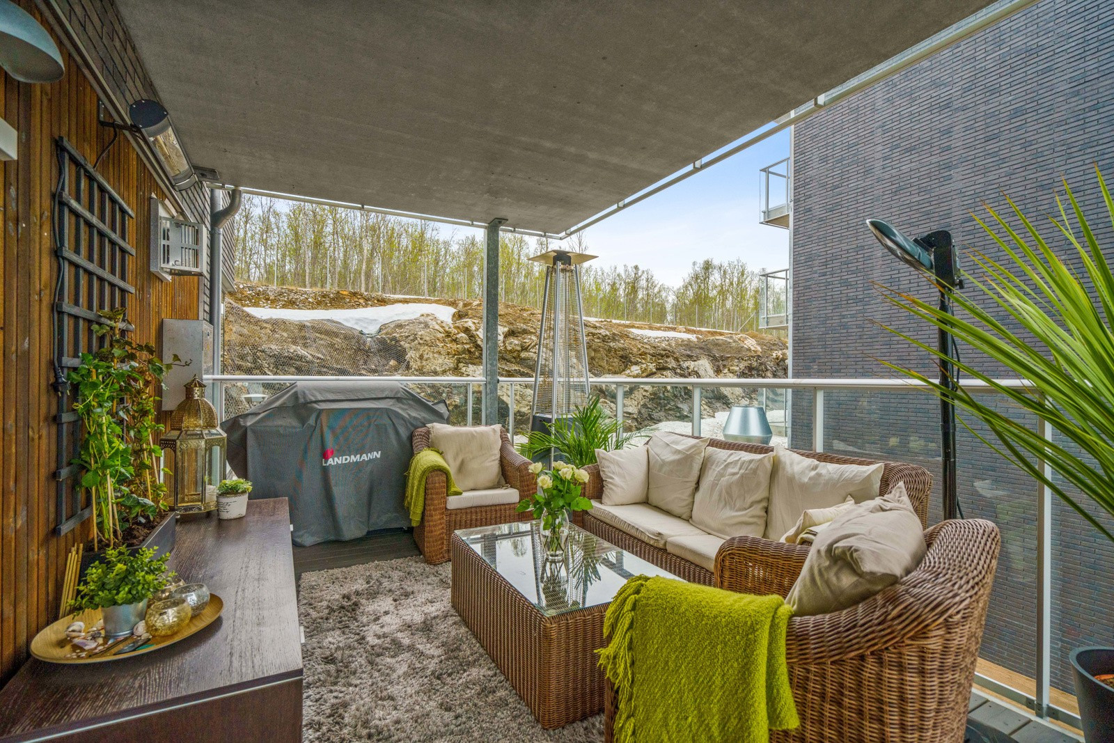 God plass for utemøbler.