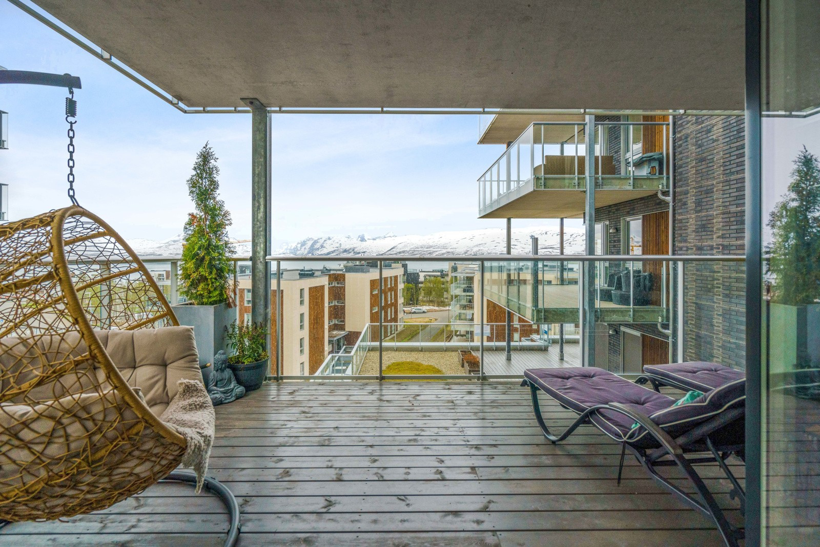 Boligen framstår meget flott med gjennomgående moderne nybyggstandard, gode sol- og utsiktsforhold og adkomst via heis.