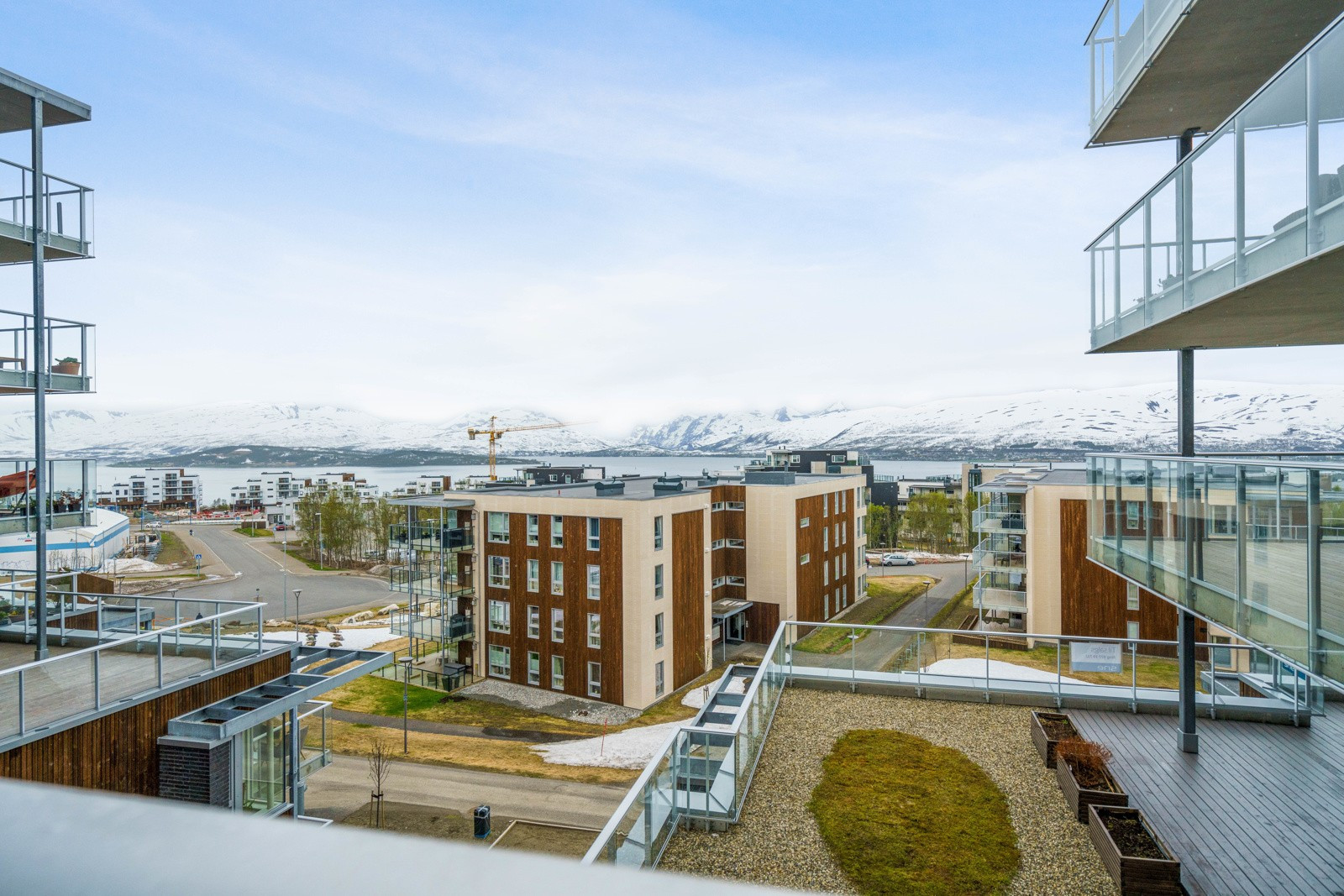 Verandaen har herlig utsikt. Boligens beliggenhet i 5. etasje gjør at man ser over fireetasjenblokkene i front.
