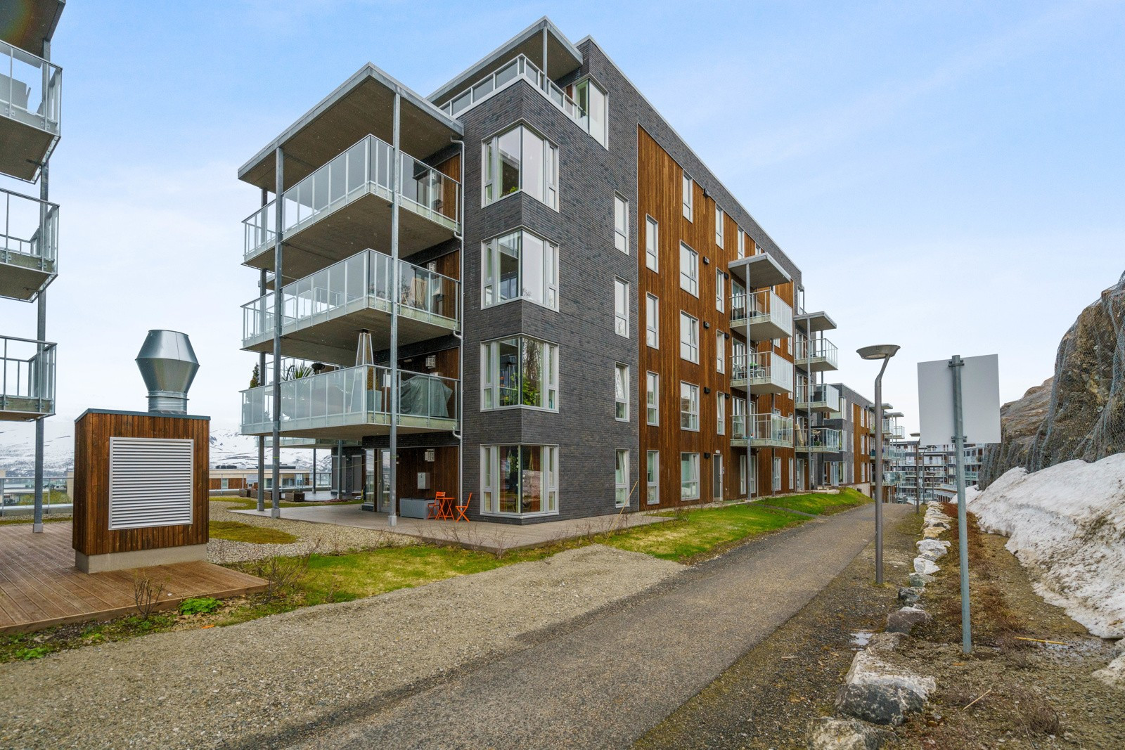 Inngang/utgang fra begge sider av bygget.