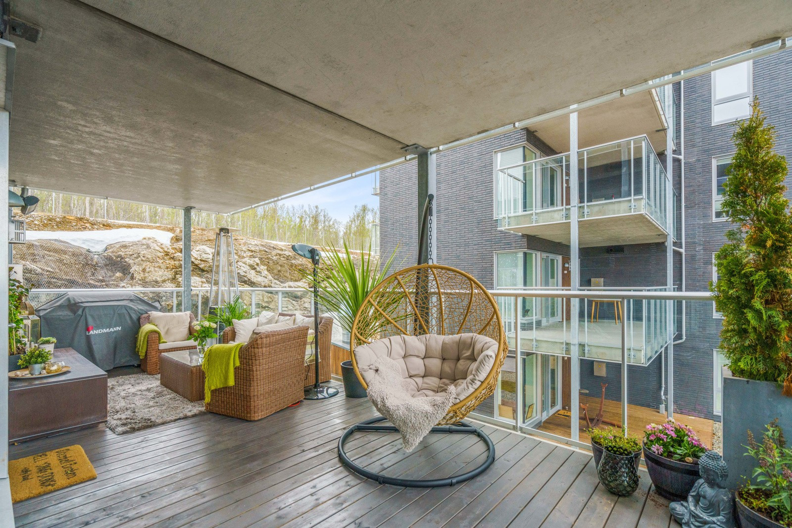 Fra stue/kjøkken er det utgang til delvis overbygd veranda.